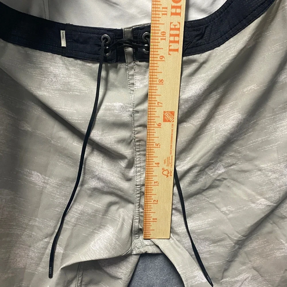 Vuori Cruise Boardshorts Mens 34 Grey White Print Performance Swim Trunks V311